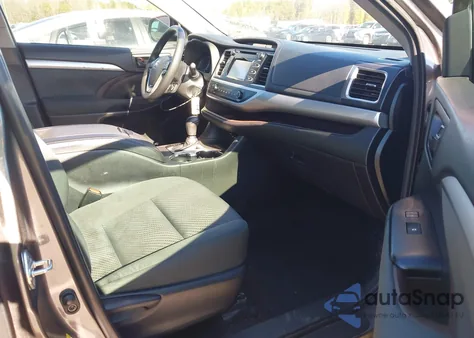 2019 Toyota Highlander Le z USA, uszkodzony, nr VIN 5TDZZRFH5KS333762